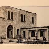 Attraverso un corridoio seguiamo ora la nostra guida alle spalle della struttura. Ci ritroviamo cos� in un ampio cortile limitato da un muro. �Questo spazio esterno era il chiostro del monastero�, ci spiega Alfredo, mostrandoci alcune vecchie foto in bianco e nero
